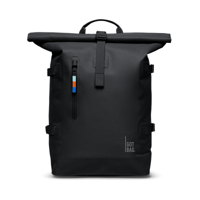 ROLLTOP Rucksack in black (Schwarz) als Studioaufnahme in Frontansicht.