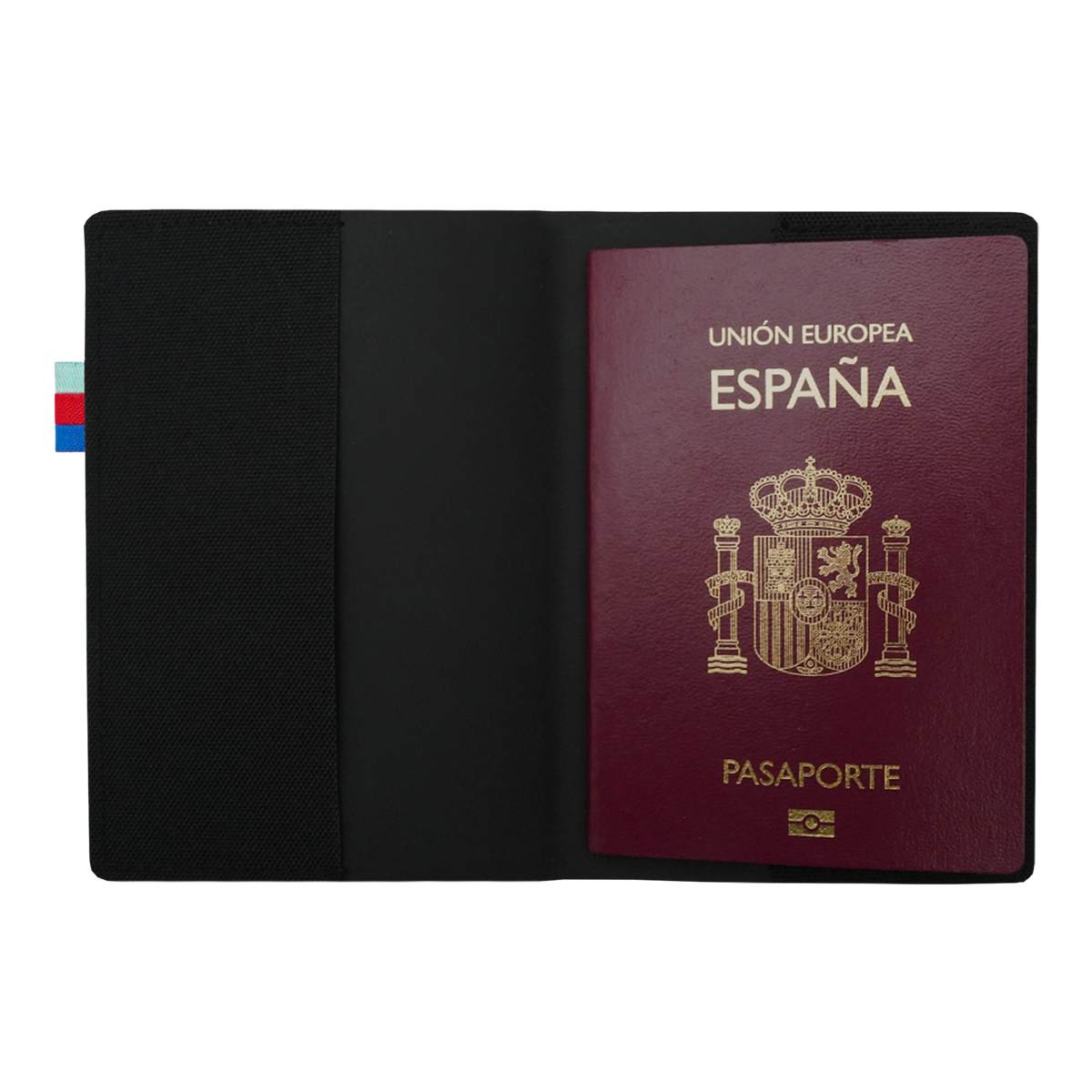 PASSPORT COVER Accessoires, offen mit einem spanischen Reisepass und schwarzem Innenleben mit drei farbigen Streifen.