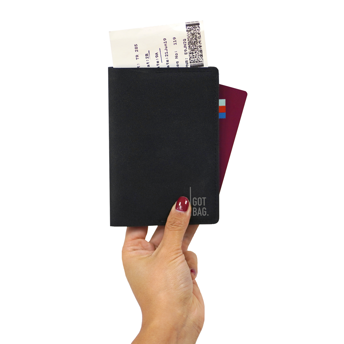 PASSPORT COVER Accessoires von einer Frau in der Hand gehalten.