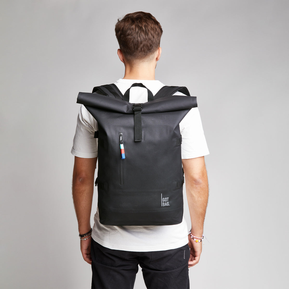 ROLLTOP Rucksack von einem Mann auf dem Rücken getragen.