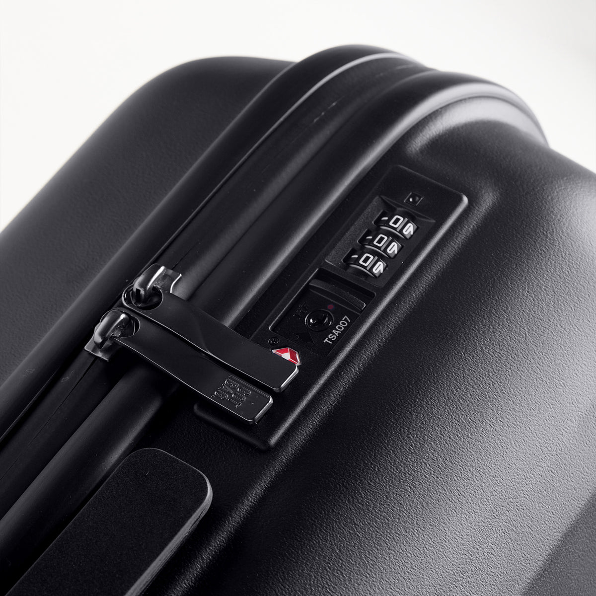 RE SHELL Koffer in black (Schwarz) als Detailaufnahme.