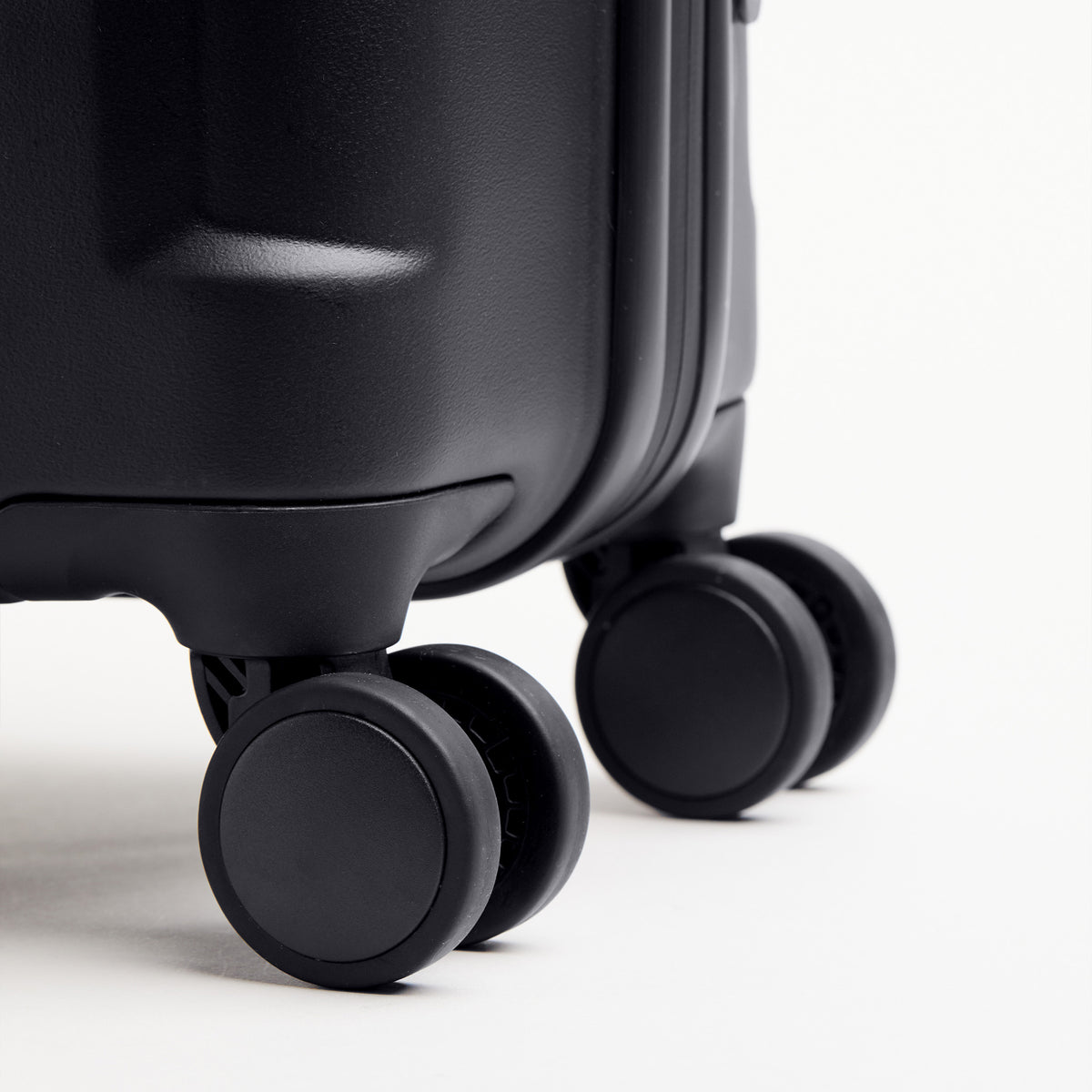 RE SHELL Cabin Koffer in black (Schwarz) als Detailaufnahme der Rollen.
