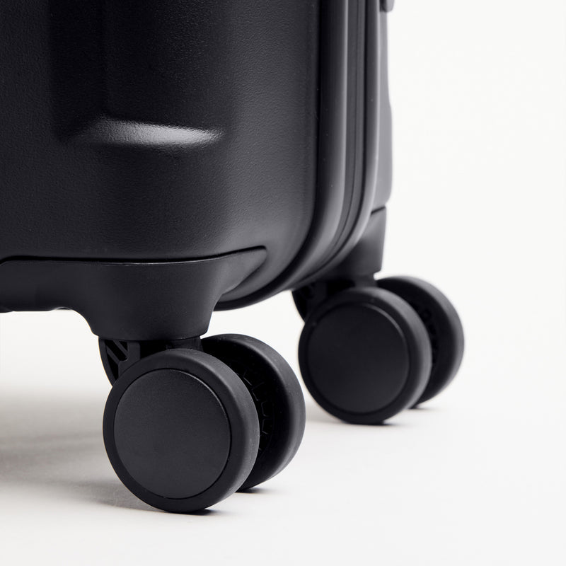 RE SHELL Cabin Koffer in black (Schwarz) als Detailaufnahme der Rollen.