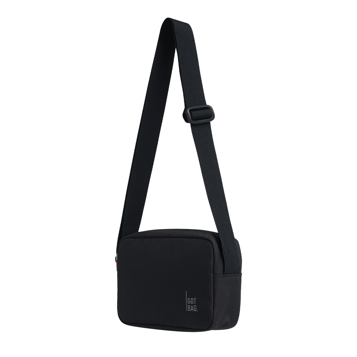 CROSSBODY Tasche in black (Schwarz) als Studioaufnahme in diagonaler Ansicht.