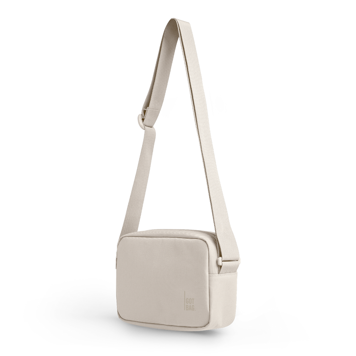 CROSSBODY Tasche in soft shell (warmes Cremeweiß) als Studioaufnahme in diagonaler Ansicht.