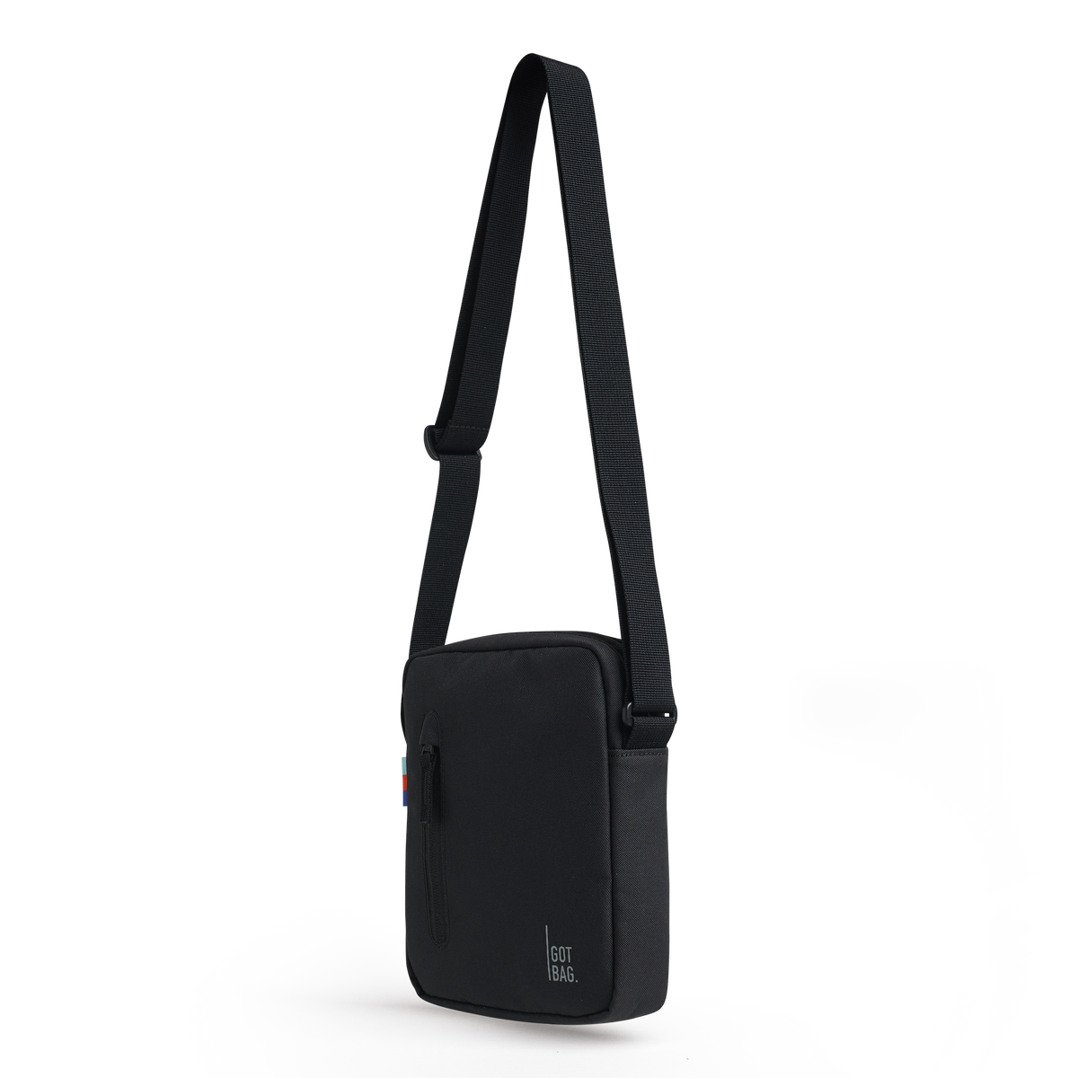 PUSHER BAG Tasche in black (Schwarz) als Studioaufnahme in diagonaler Ansicht.