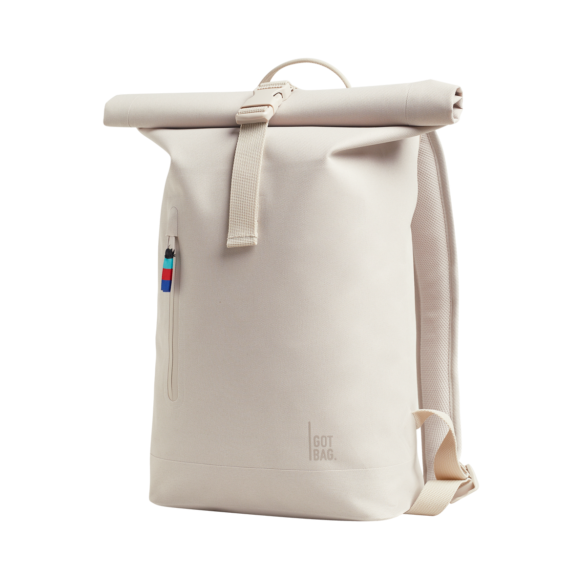 ROLLTOP SMALL Rucksack in soft shell (warmes Cremeweiß) in Diagonalansicht.
