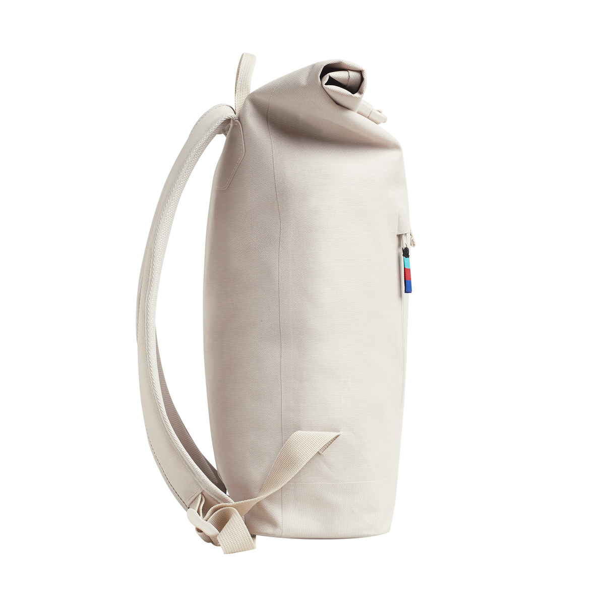 ROLLTOP SMALL Rucksack in soft shell (warmes Cremeweiß) als Studioaufnahme in Seitenansicht.