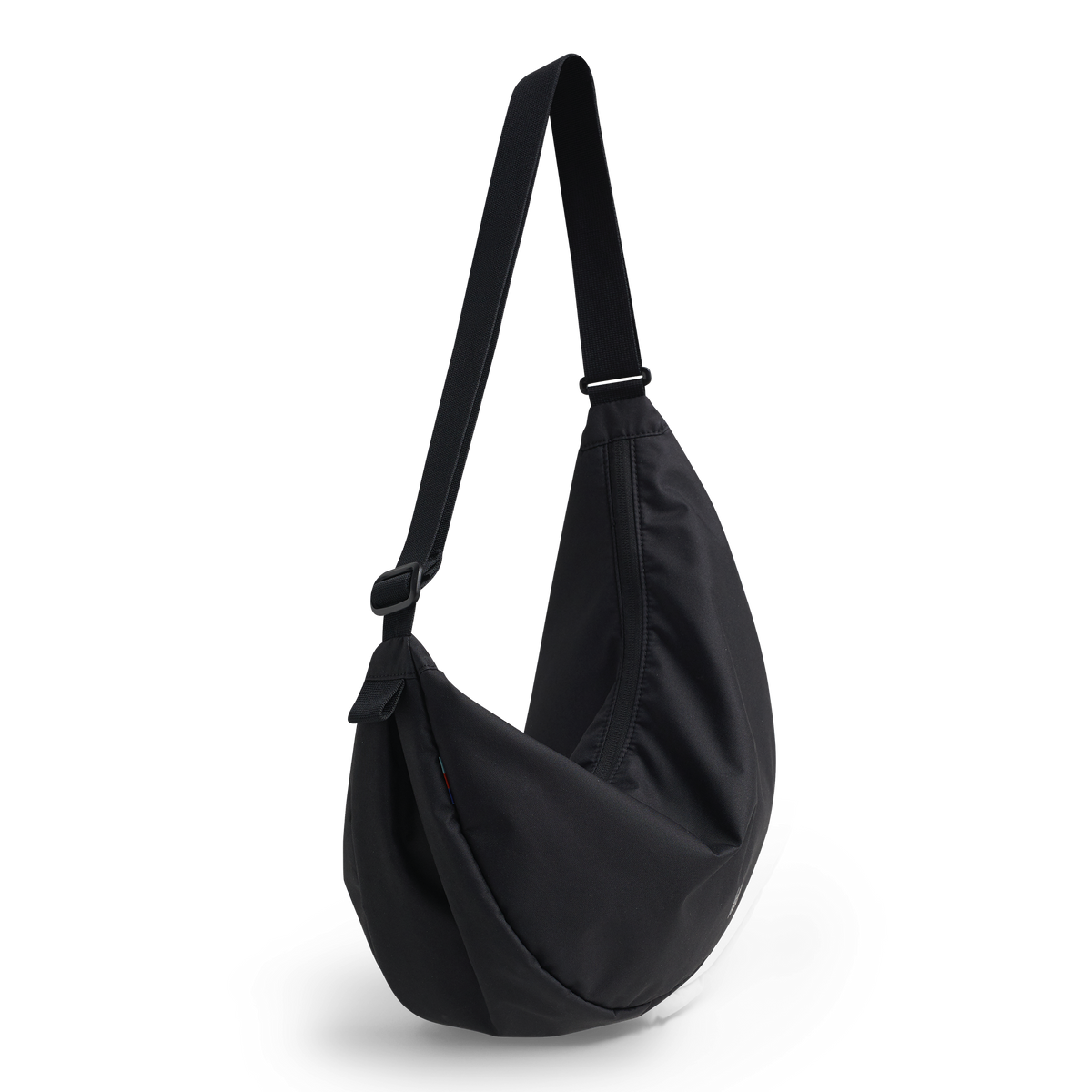 MOON BAG Tasche in black (Schwarz) hängend in diagonaler Ansicht.