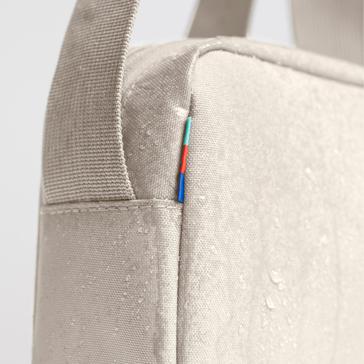 CROSSBODY Tasche in soft shell (warmes Cremeweiß) als Detailaufnahme.