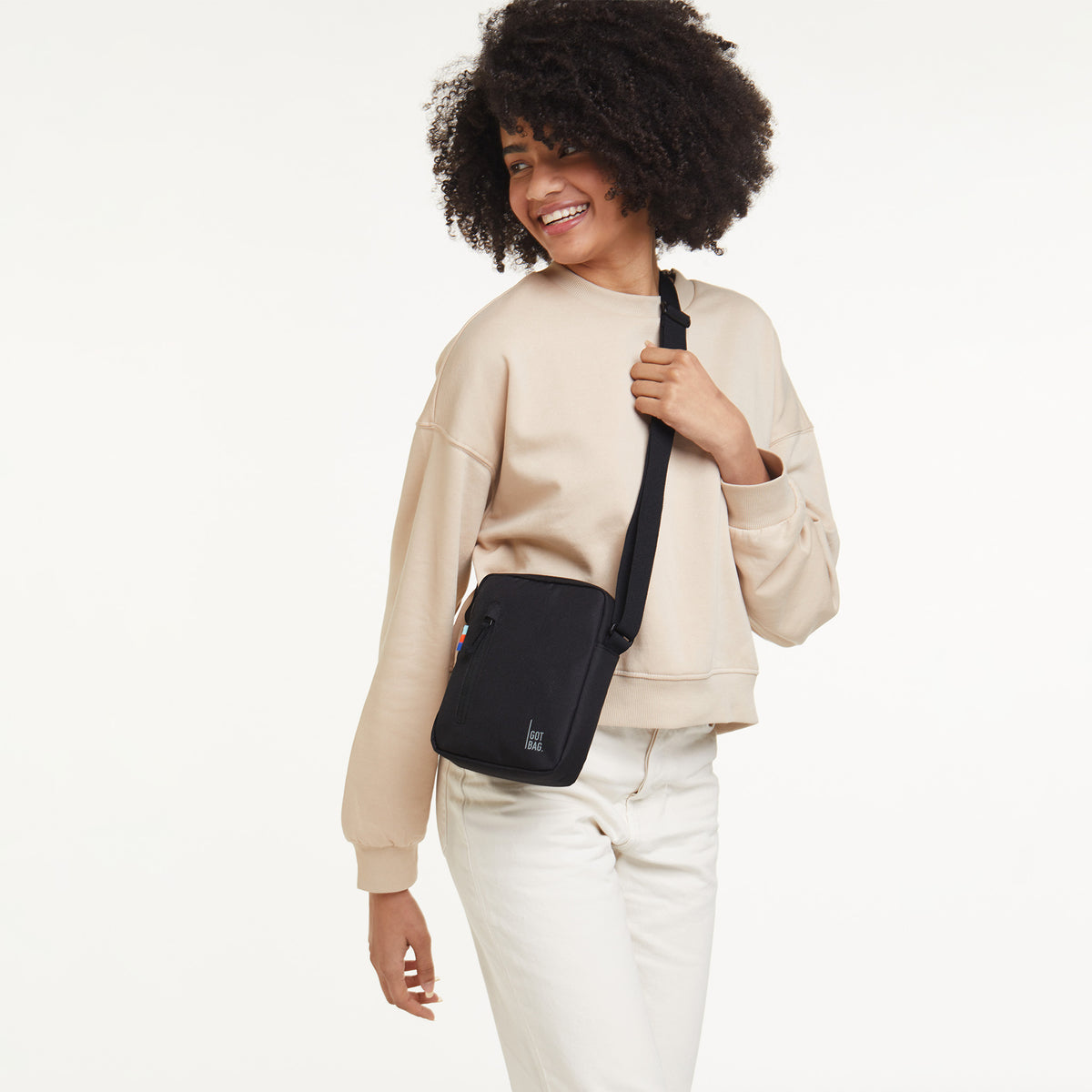 PUSHER BAG Tasche in black (Schwarz) von einer Frau crossbody getragen.