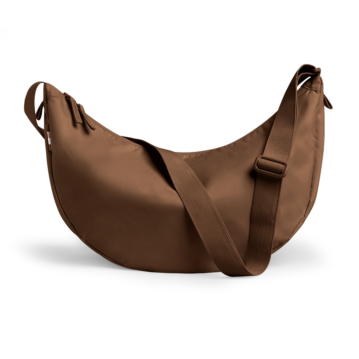 MOON BAG LARGE borsa in trench (marrone caldo e dorato) come scatto in studio con vista frontale.