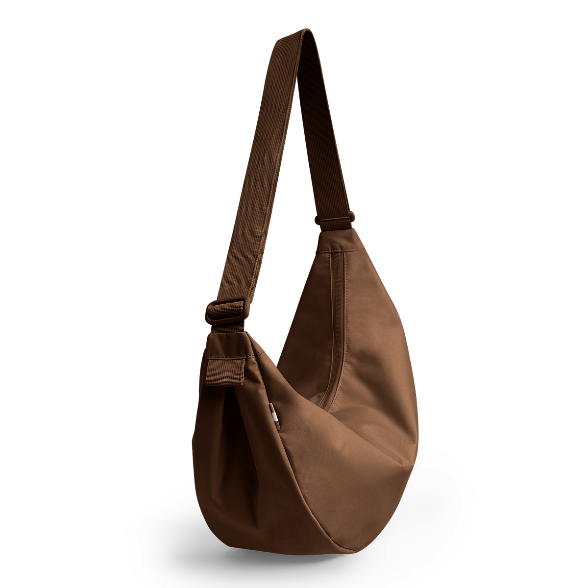 MOON BAG LARGE Tasche in trench (warmes Goldbraun) mit Reißverschluss und verstellbarem Gurt, in Diagonalsicht.