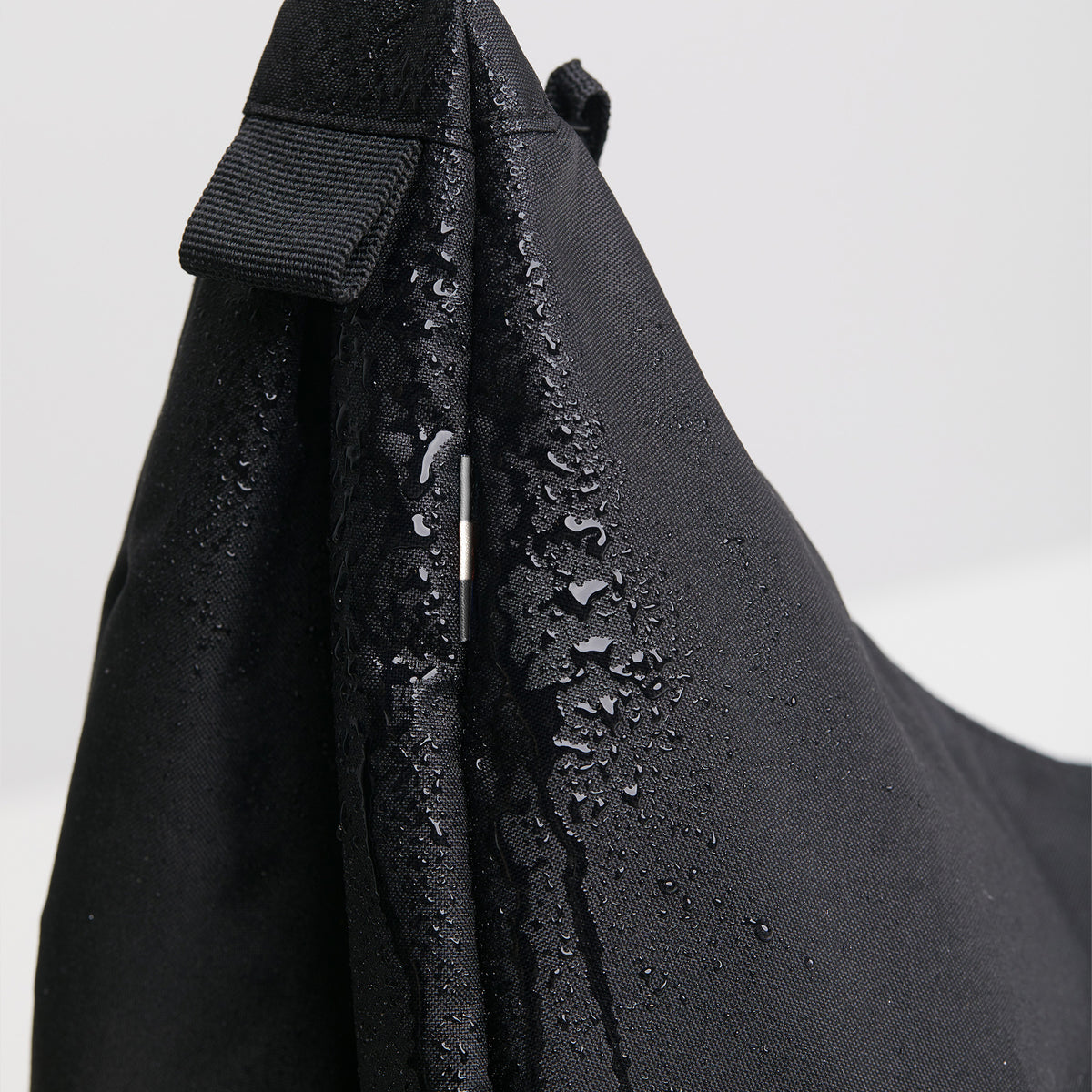 MOON BAG LARGE Tasche in black (Schwarz) mit Wassertropfen auf dem wasserabweisenden Stoff.