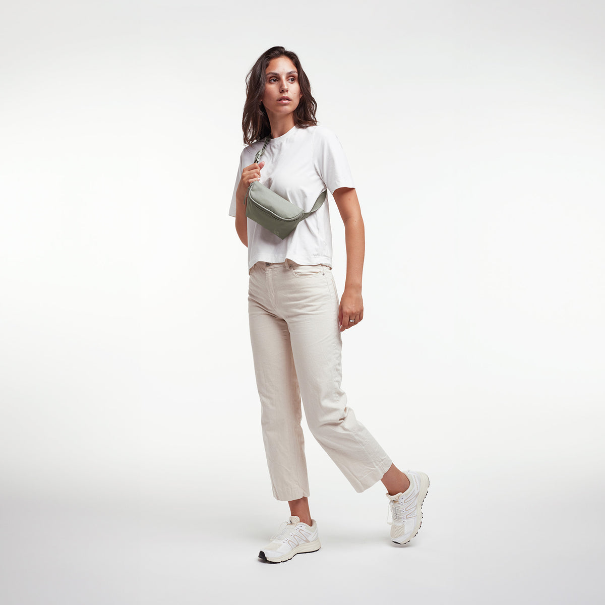 HIP BAG Tasche in bass (Salbeigrün) von einer Frau crossbody getragen.