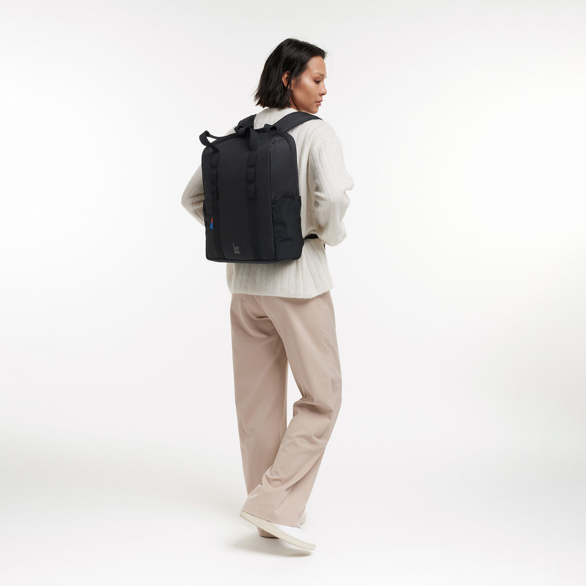 DAYPACK LOOP Rucksack in black (Schwarz) von einer Frau als Rucksack auf dem Rücken getragen.