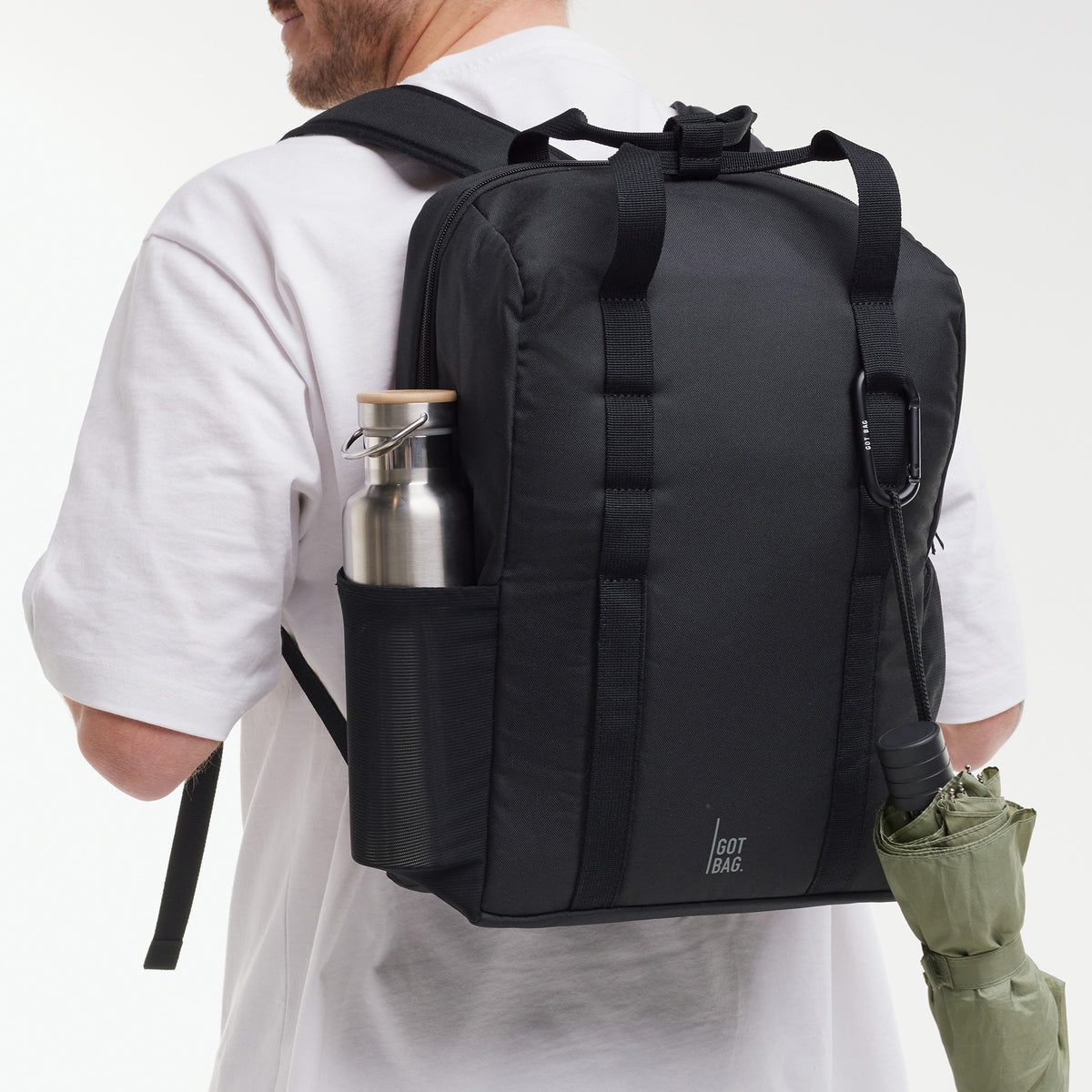 DAYPACK LOOP Rucksack in black (Schwarz) von einem Mann auf dem Rücken getragen.