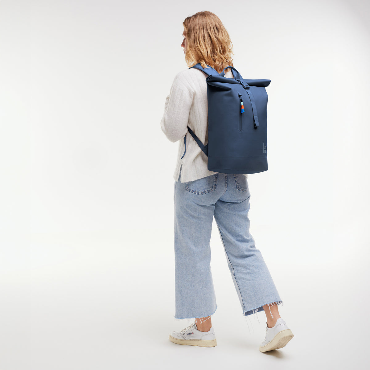 ROLLTOP LITE Rucksack von einer Frau auf dem Rücken getragen.