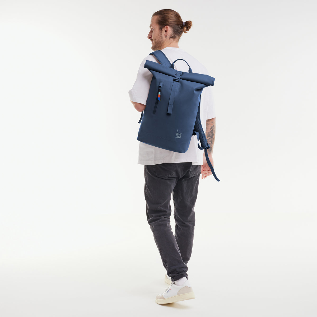 ROLLTOP LITE 2.0 Rucksack in ocean von einem Mann auf dem Rücken getragen.