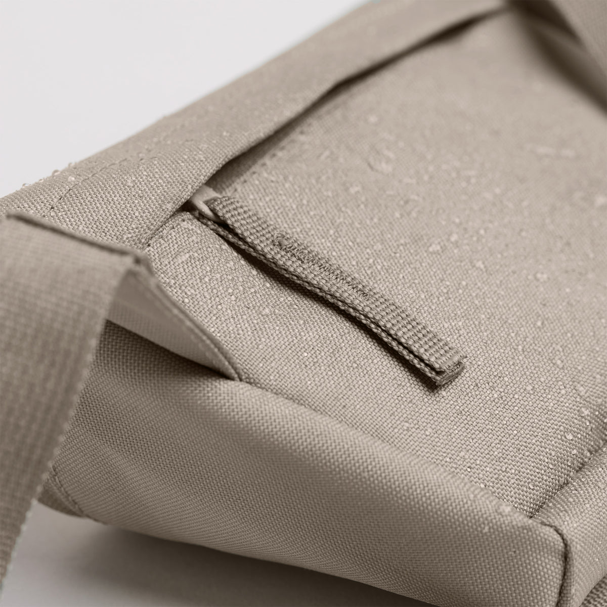 HIP BAG Tasche in scallop (helles Beige) mit Wassertropfen als Detailaufnahme.