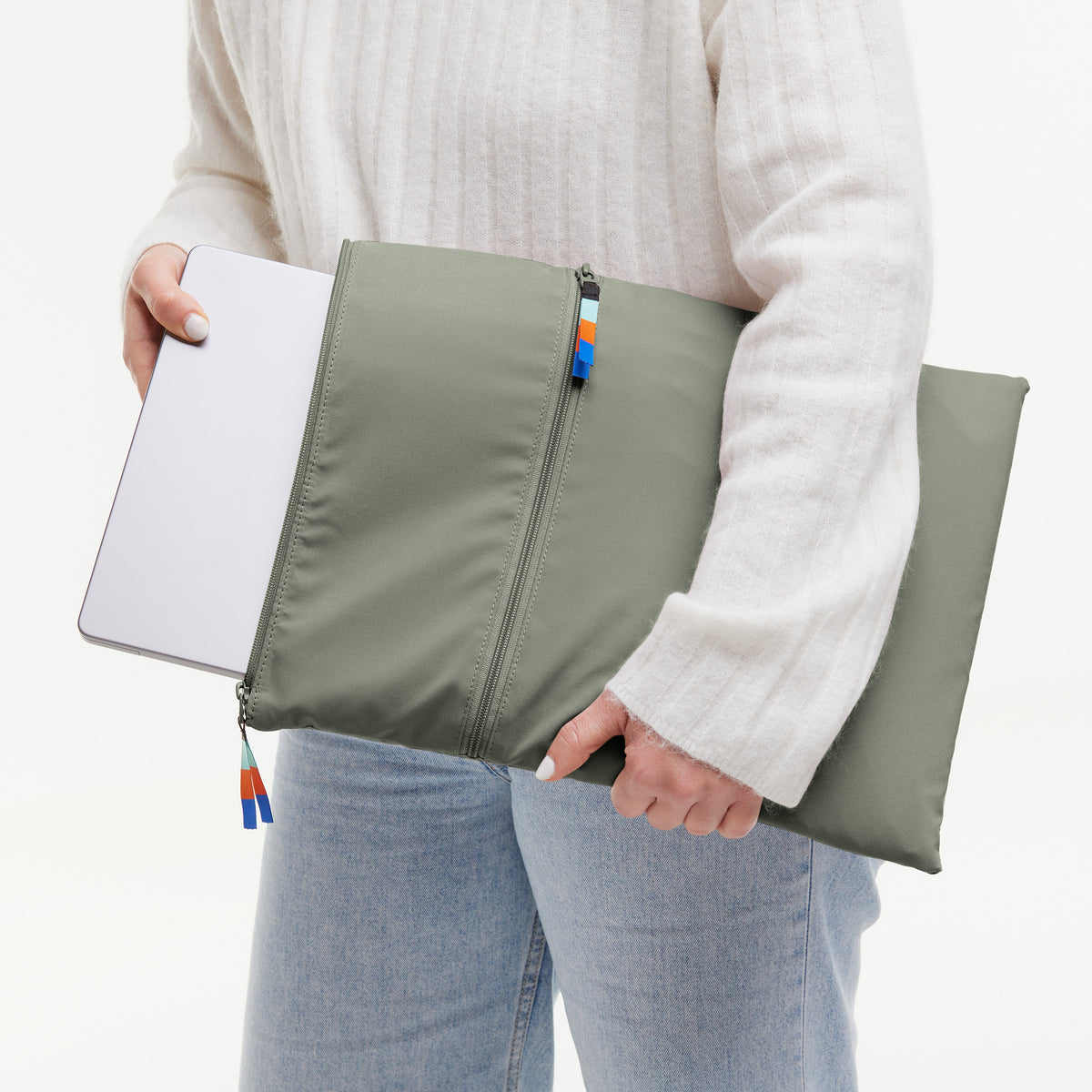 ROLLTOP Accessoires in bass (Salbeigrün) von einer Frau in der Hand gehalten.