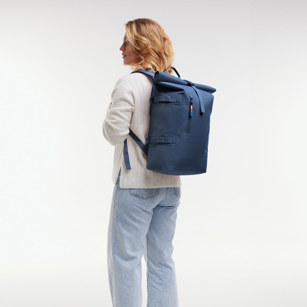 ROLLTOP 2.0 Rucksack von einer Frau auf dem Rücken getragen.