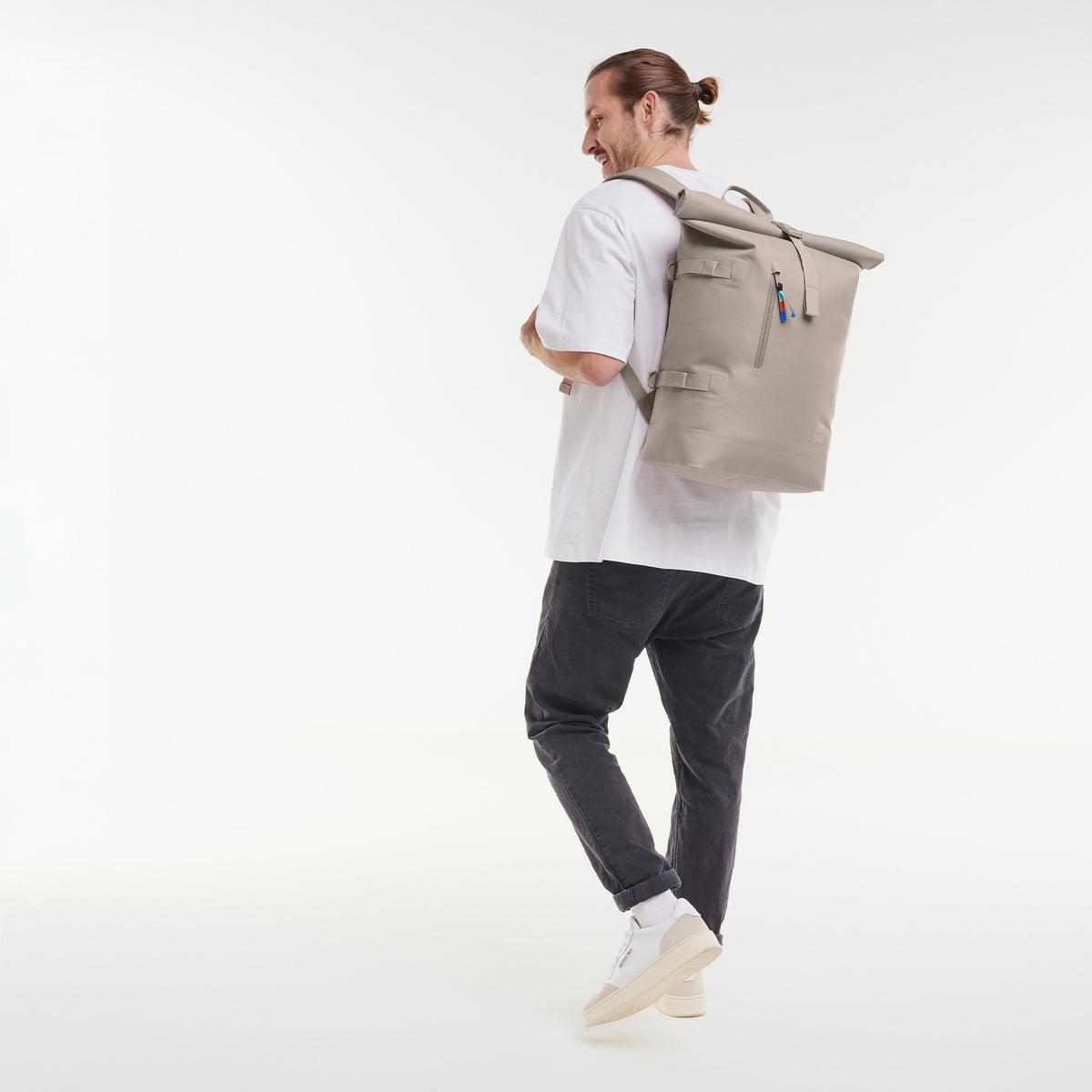 ROLLTOP 2.0 Rucksack in scallop (helles Beige) von einem Mann als Rucksack auf dem Rücken getragen.
