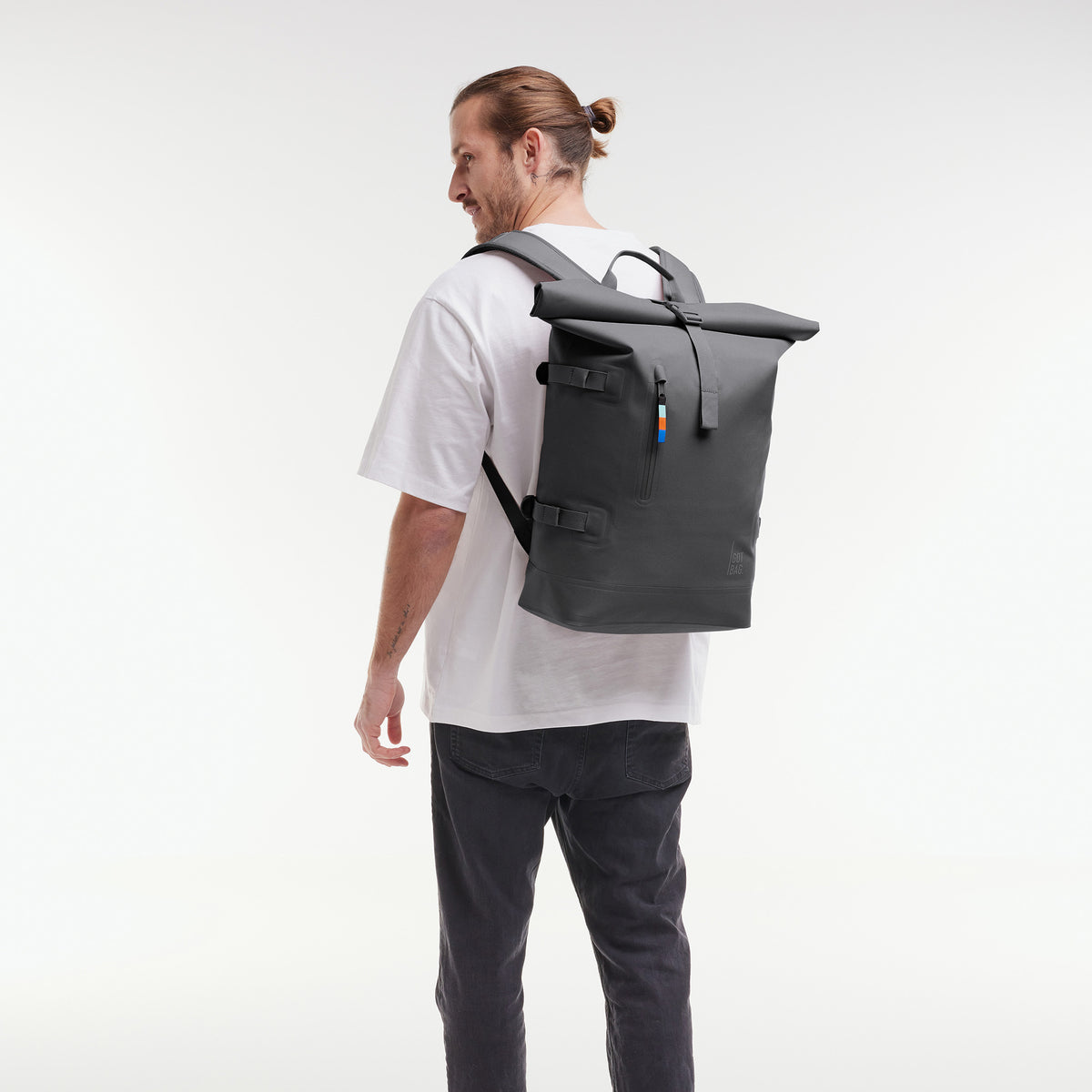 ROLLTOP 2.0 Rucksack in shark (Dunkelgrau) von einem Mann als Rucksack auf dem Rücken getragen.
