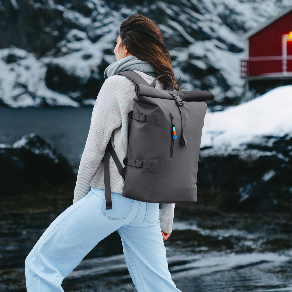 ROLLTOP 2.0 Rucksack in shark (Dunkelgrau) von einer Frau als Rucksack auf dem Rücken getragen.