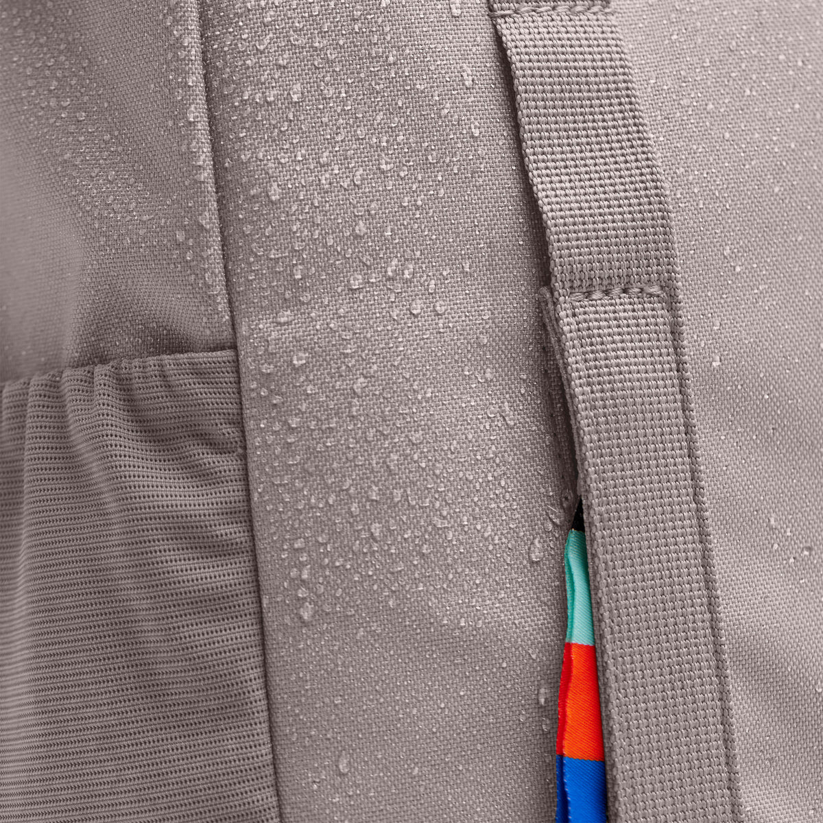 DAYPACK LOOP Rucksack in seahorse (graues Pastellrosa) als Detailaufnahme mit Wassertropfen.