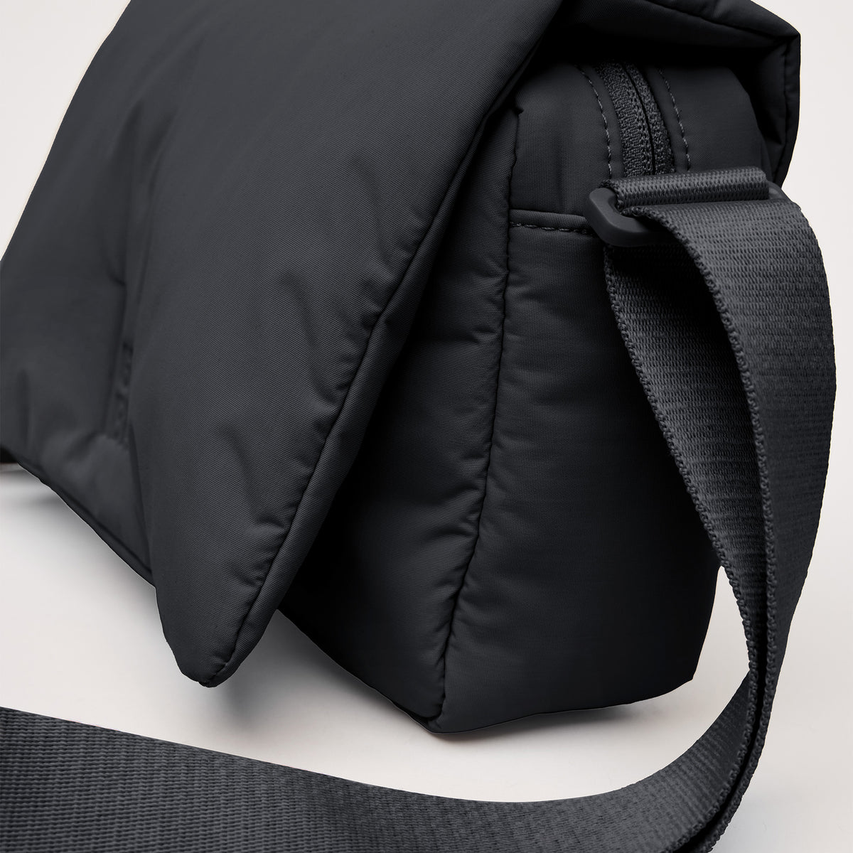 CLOUD CROSSBODY BAG Tasche in black (Schwarz) als Detailaufnahme.