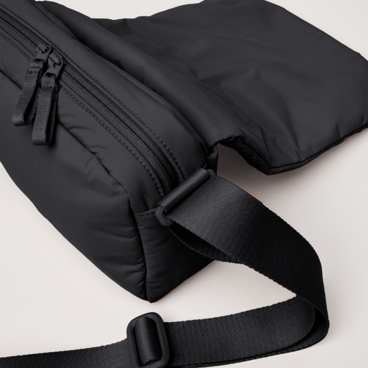 CLOUD CROSSBODY BAG Tasche in black (Schwarz) in Schräge Ansicht.