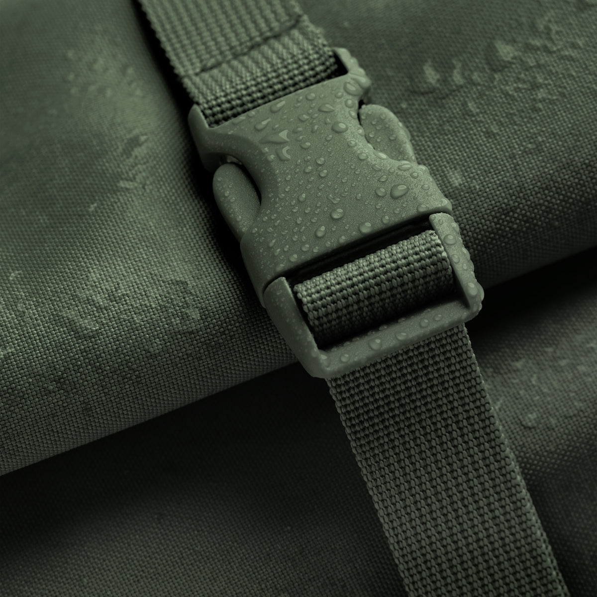 ROLLTOP LITE 2.0 Rucksack in algae (Dunkelgrün mit Graustich), Detailaufnahme des Verschlusses mit Tropfen.
