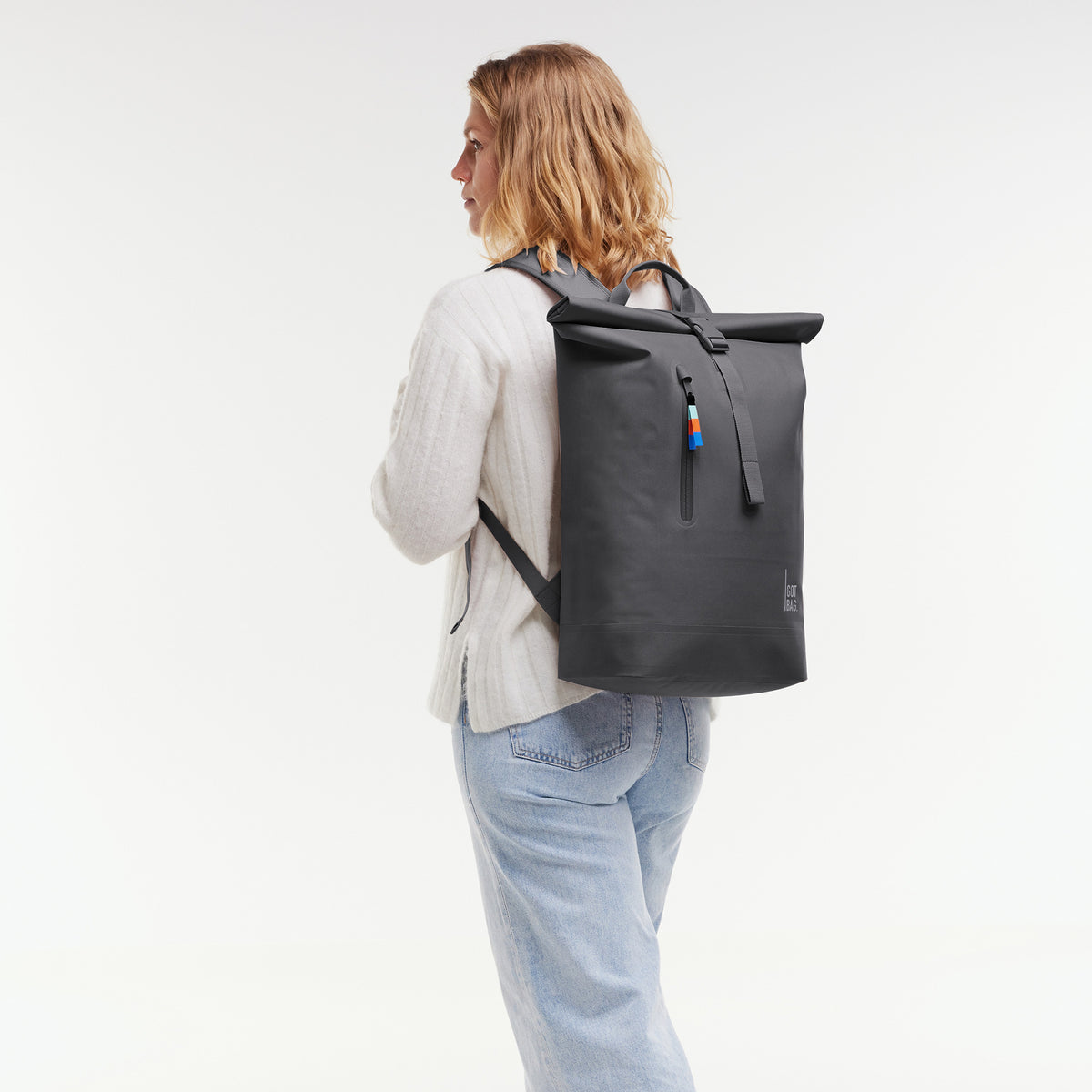ROLLTOP LITE 2.0 Rucksack in shark (Dunkelgrau) von einer Frau als Rucksack auf dem Rücken getragen.