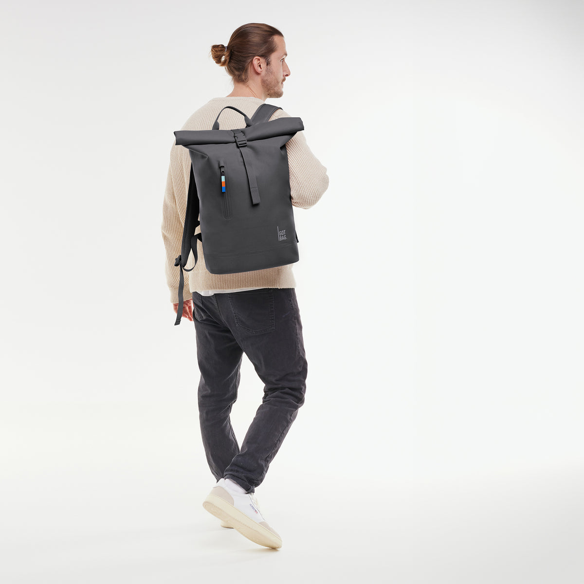 ROLLTOP LITE Rucksack in shark (Dunkelgrau) von einem Mann auf dem Rücken getragen.