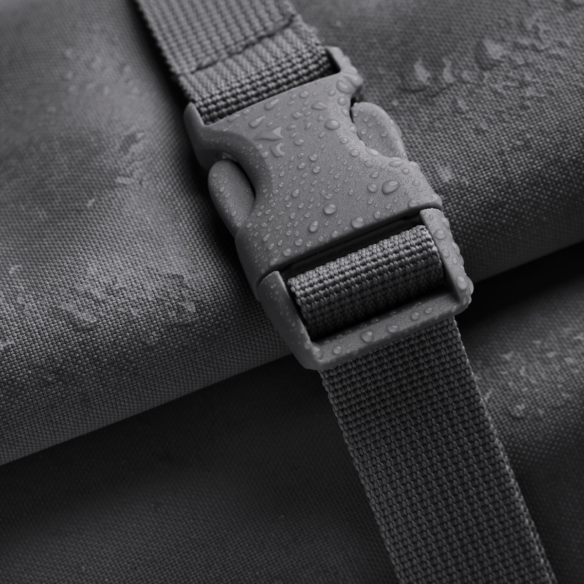 ROLLTOP LITE 2.0 Rucksack in shark (Dunkelgrau), Detailaufnahme der Schnalle mit Wassertropfen.