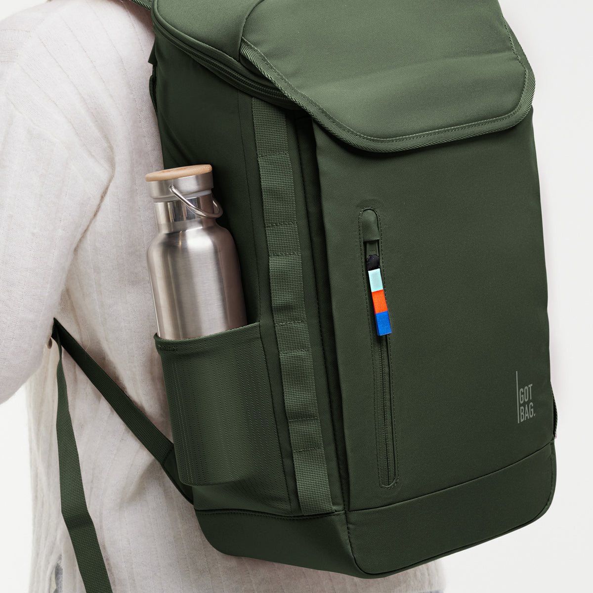 PRO PACK Rucksack in algae (Dunkelgrün mit Graustich) auf dem Rücken getragen.