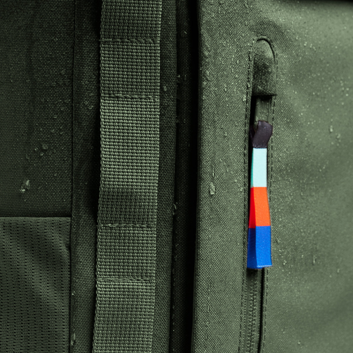 PRO PACK Rucksack in algae (Dunkelgrün mit Graustich) als Detailaufnahme.