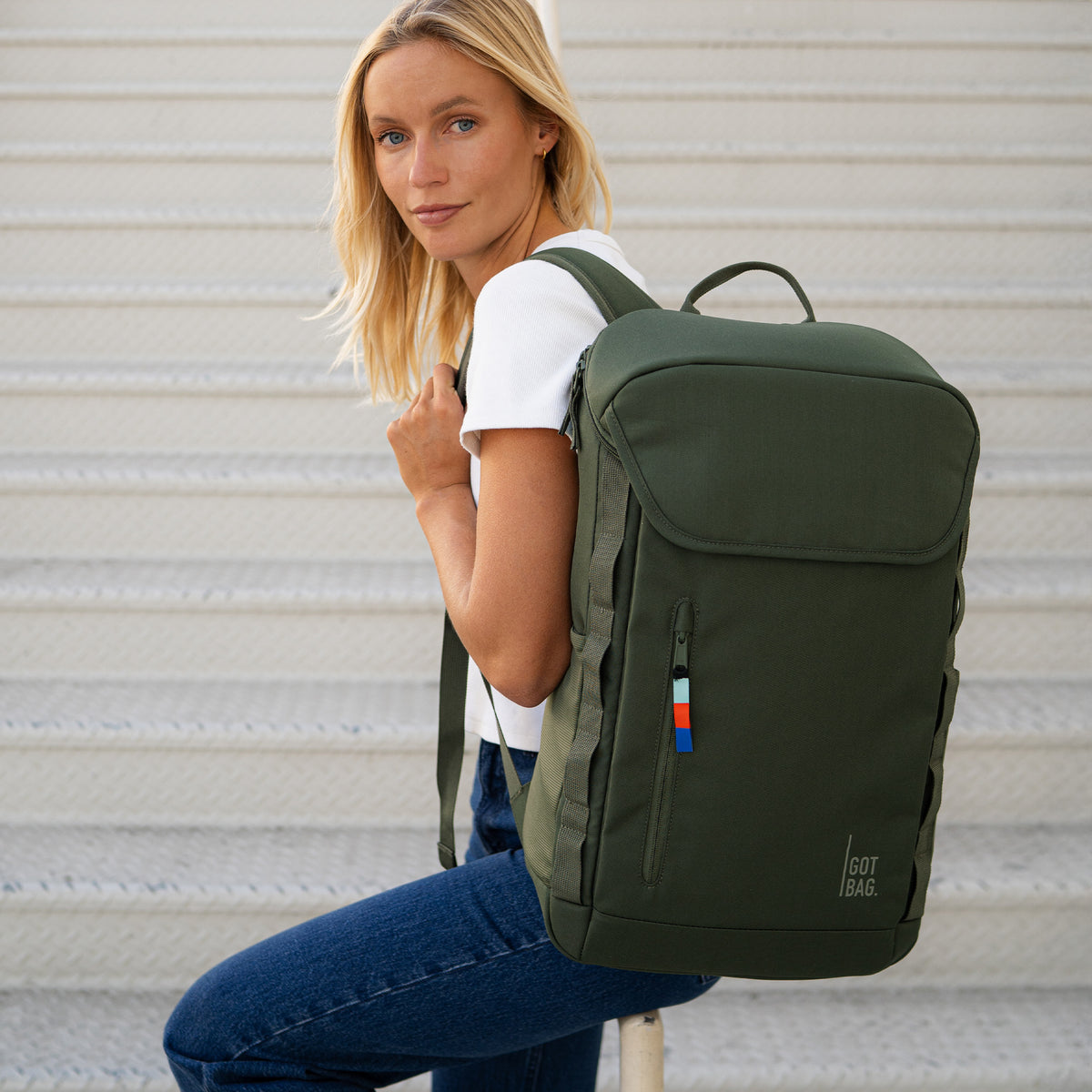 PRO PACK Rucksack in algae (Dunkelgrün mit Graustich) von einer Frau als Rucksack auf dem Rücken getragen.
