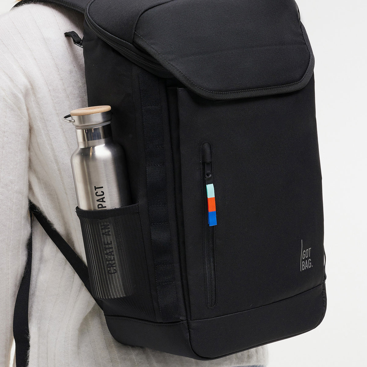 PRO PACK Rucksack in black (Schwarz) von einer Person auf dem Rücken getragen, mit Wasserflasche.