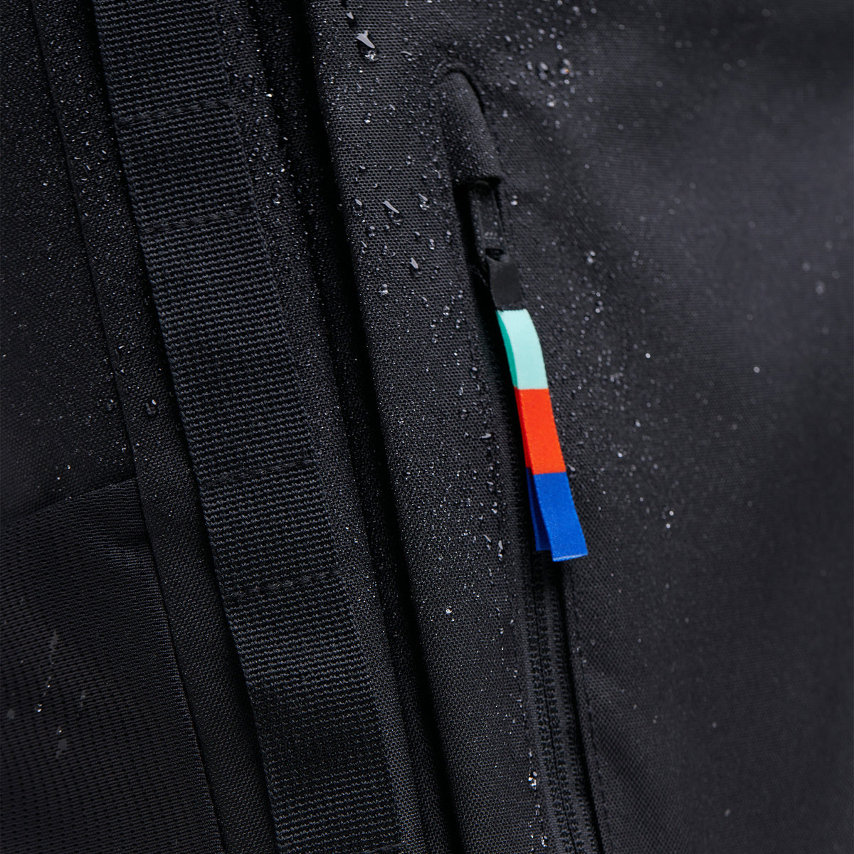 PRO PACK Rucksack in black (Schwarz), Detailaufnahme mit Wassertropfen auf dem Stoff.