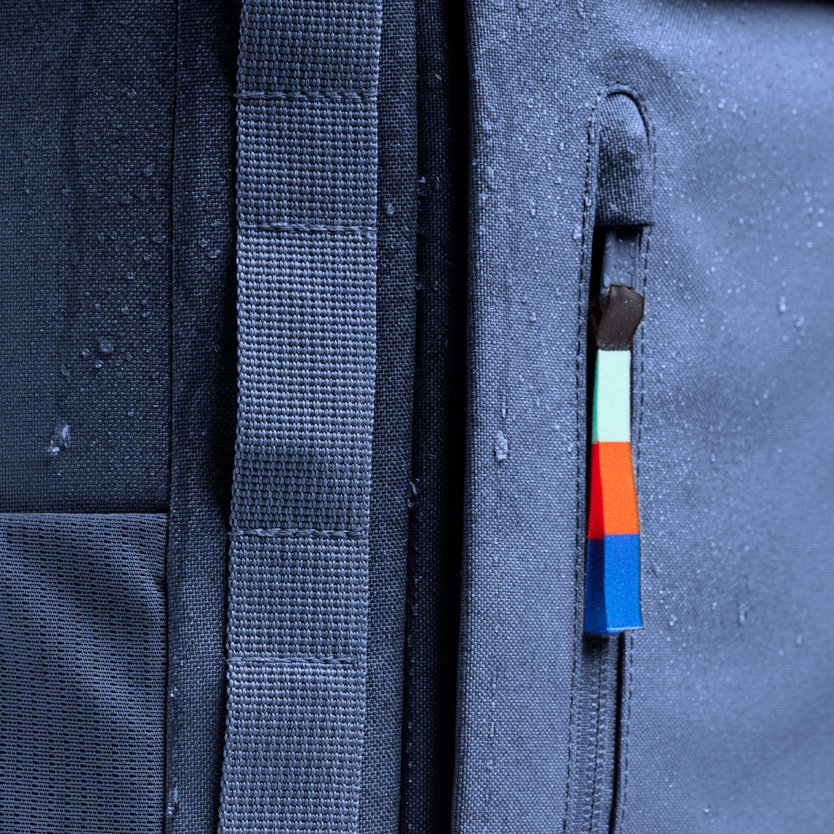 PRO PACK Rucksack als Detailaufnahme mit Wassertropfen.