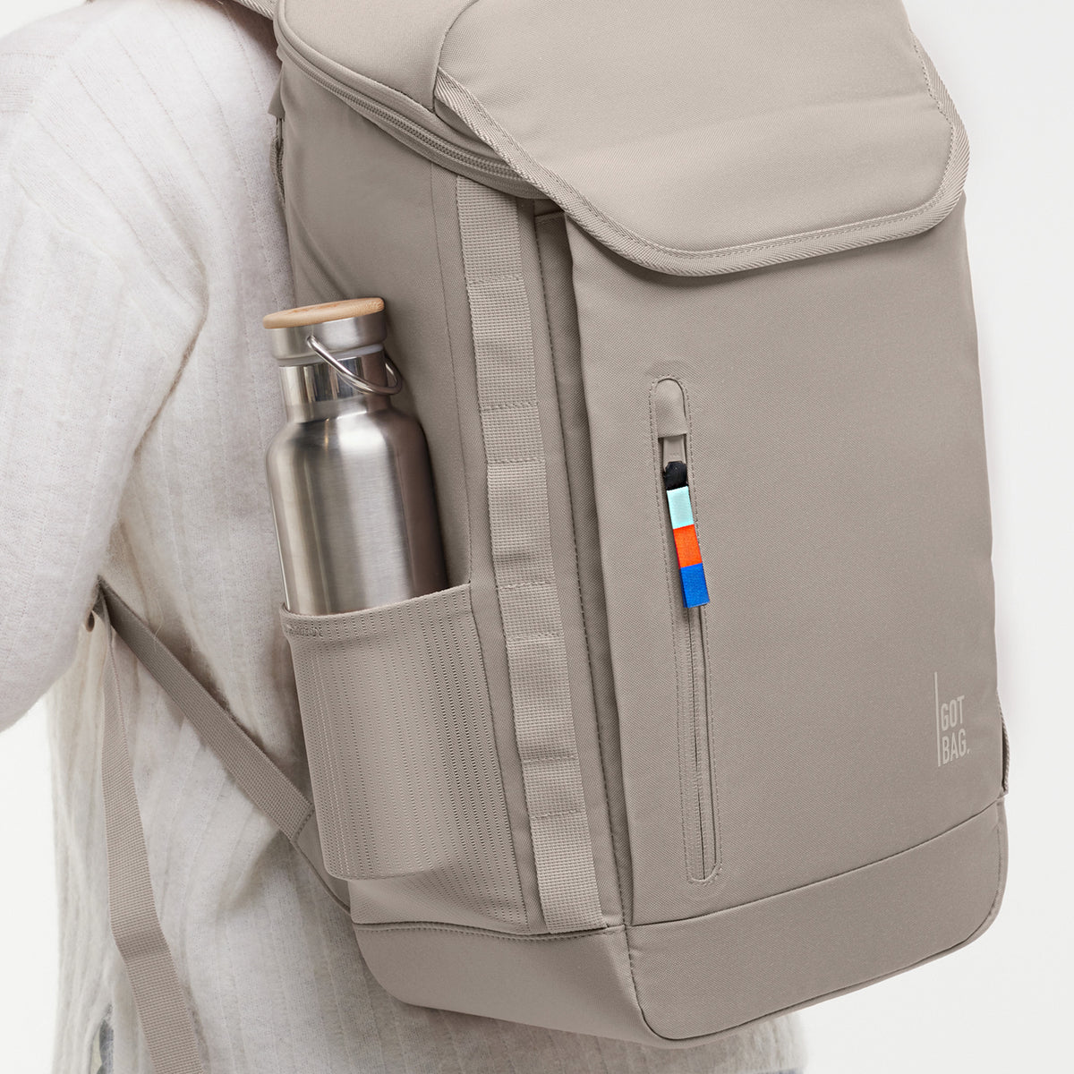 PRO PACK Rucksack in scallop (helles Beige) von einer Frau als Rucksack auf dem Rücken getragen.