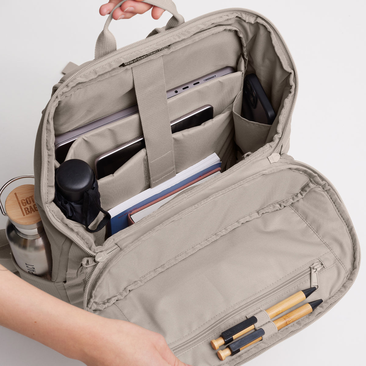 PRO PACK Rucksack in scallop (helles Beige) von einer Person geöffnet und präsentiert.