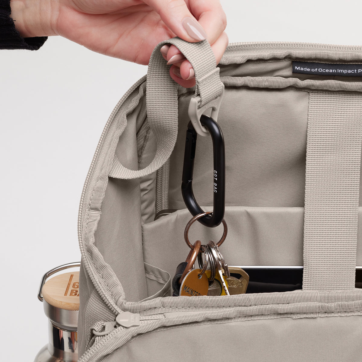 PRO PACK Rucksack in scallop (helles Beige) von einer Frau in der Hand gehalten.