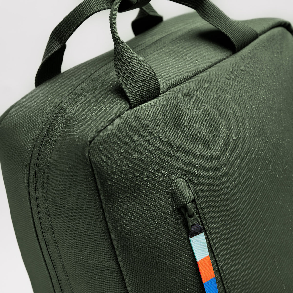 DAYPACK 2.0 Rucksack in algae (Dunkelgrün mit Graustich) als Detailaufnahme mit Wassertropfen.
