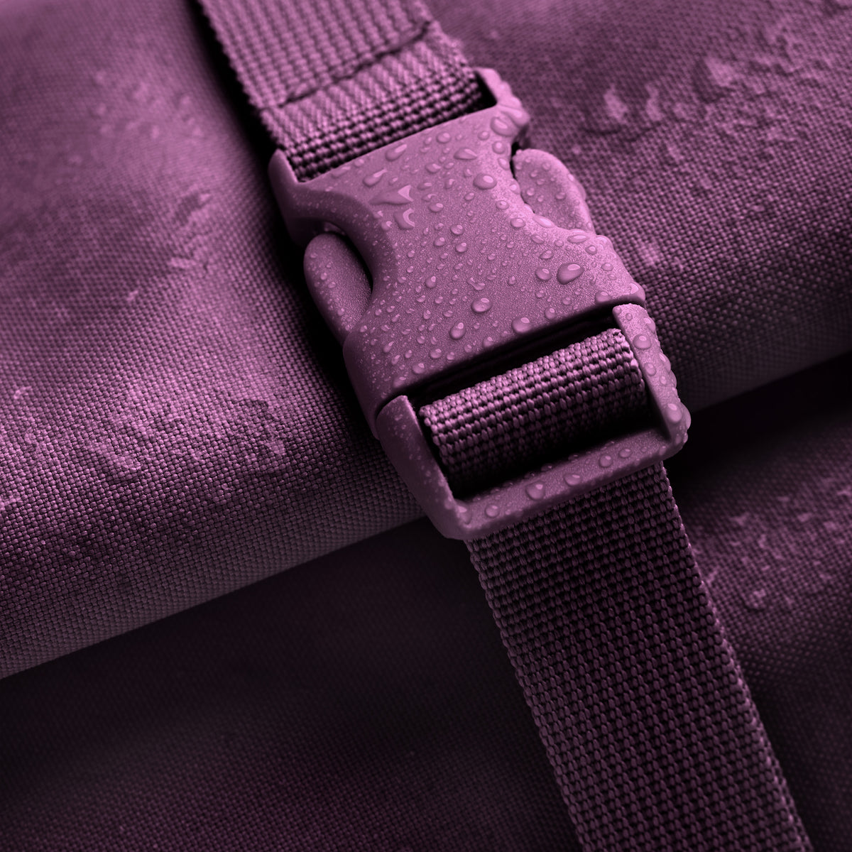 ROLLTOP Rucksack in favia (warmes Dunkellila / Pflaumenfarben), Detailaufnahme einer nassen Schnalle.