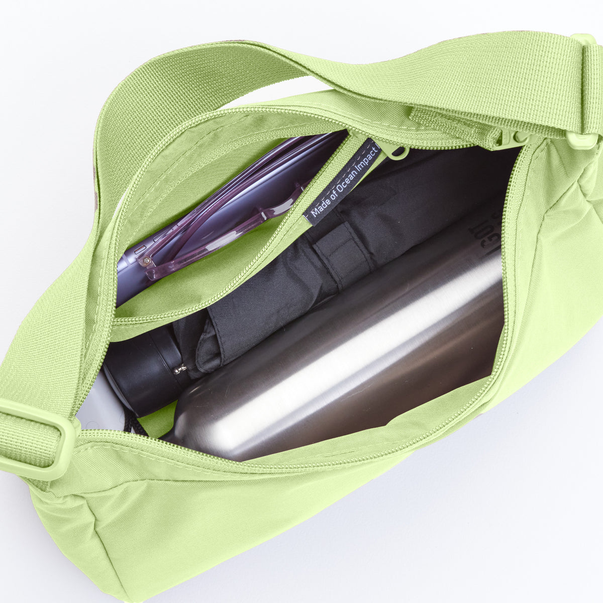 SQUARE BAG SMALL Tasche in wrasse (neonfarbenes Hellgrün) als Detailaufnahme mit Blick in das Innere.
