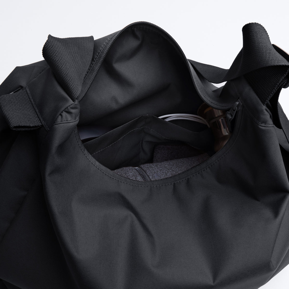 CURVED BAG Tasche in black (Schwarz) als Detailaufnahme von oben mit Blick ins Innere.