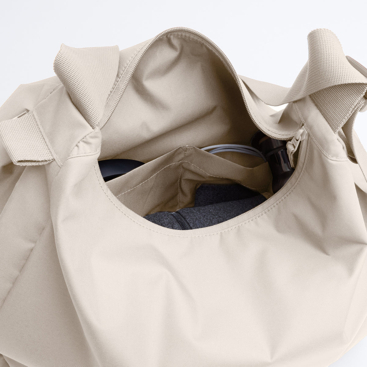 CURVED BAG Tasche in soft shell (warmes Cremeweiß) Detailaufnahme des Innenraums.